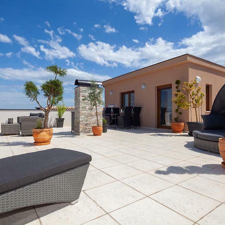 Luxury Apartment With Private Rooftop Terrace Pula Exterior photo
